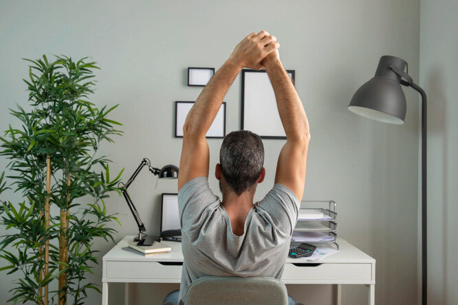 Colaboradores analizando la ergonomía de una postura